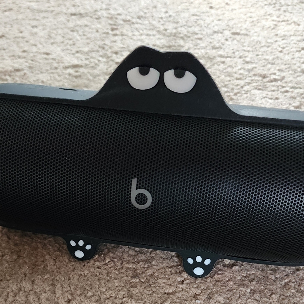 Beats by Dre Pill Speaker - A3211 With 2024 Dude Stand See Pics - Picture 2 of 5